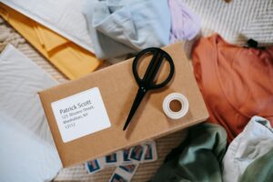 Dulap cu haine în culori neutre, pregătite pentru zilele de lucru
