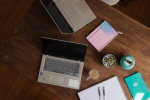 Agendă deschisă cu un pix, pe un birou, pentru planificarea programărilor