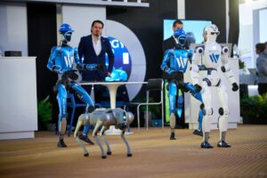 Roboți umanoizi și robot patruped în standul Waldevar Energy la ENERGY EXPO 2026