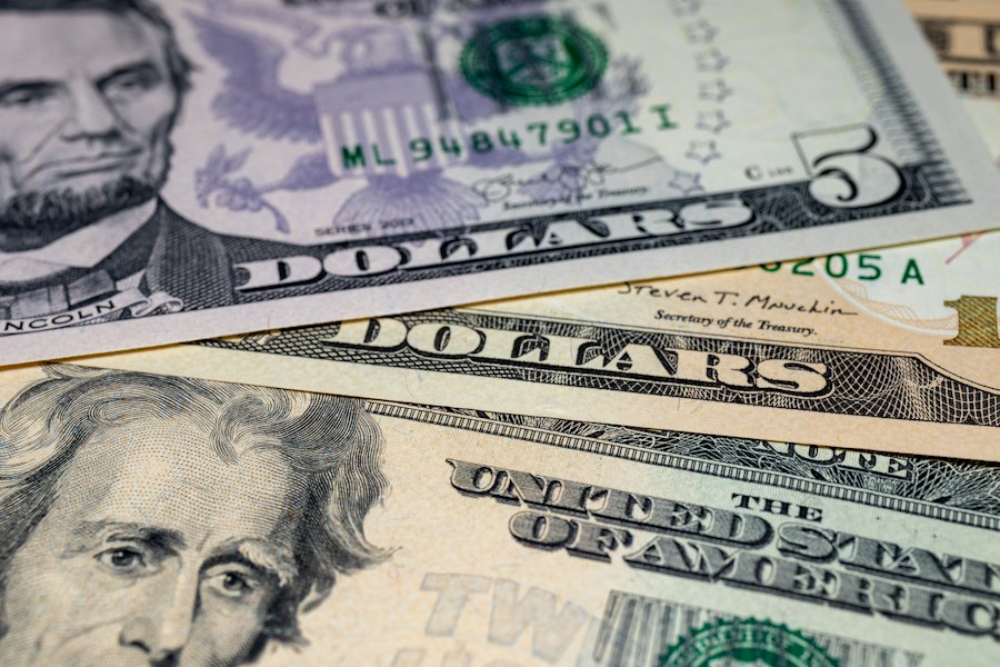 difference between monetary policy and fiscal policy